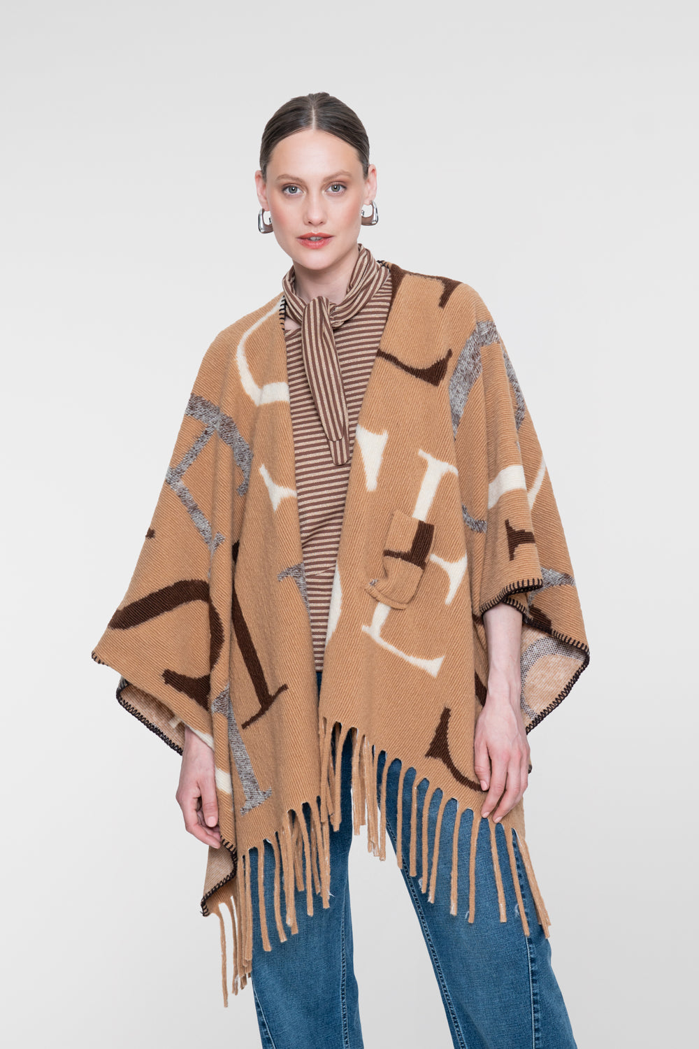 Geisha Damen Poncho mit grafischem Muster und Fransen