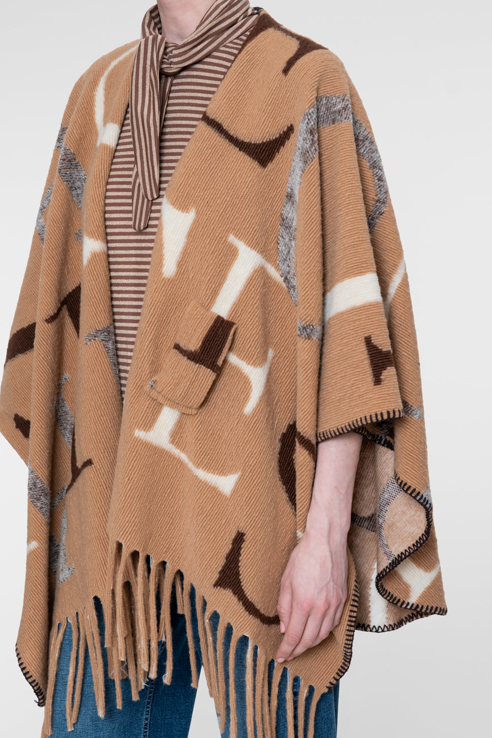 Geisha Damen Poncho mit grafischem Muster und Fransen