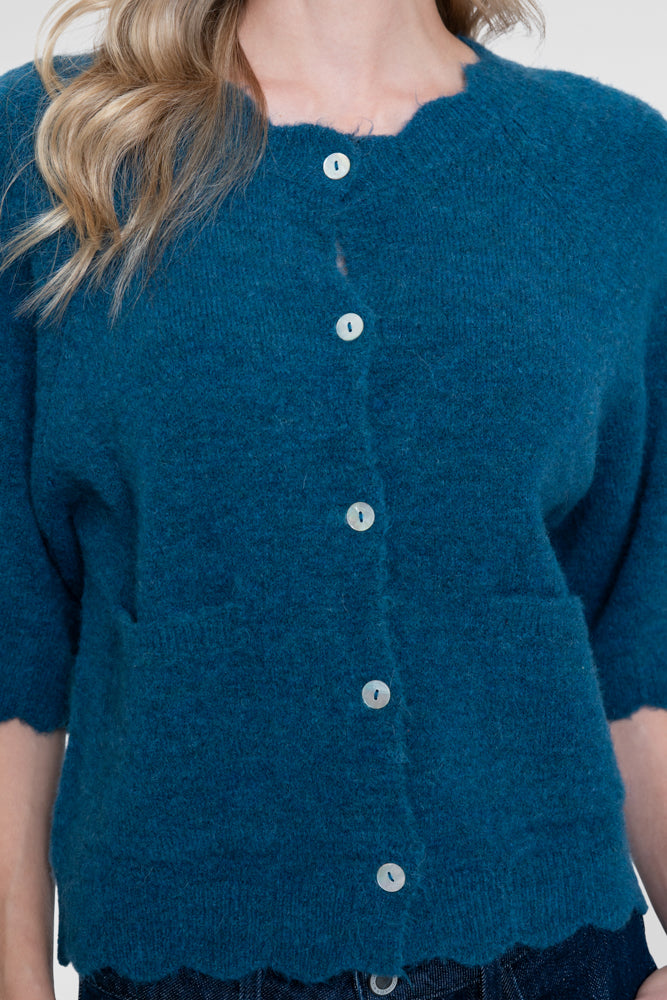 Geisha Damen Strickjacke mit kurzen Ärmeln und gewellten Details