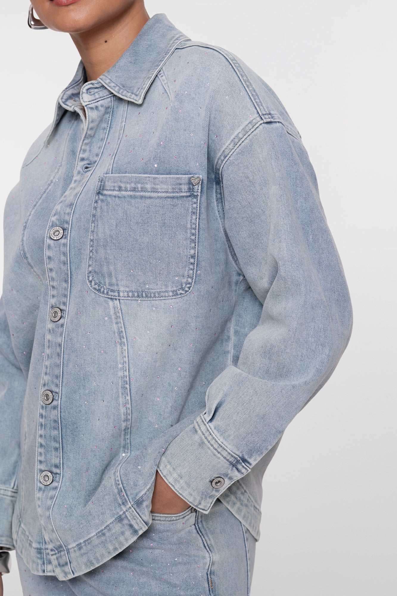 Übergroße Geisha Bluse aus Denim mit Strasssteinen