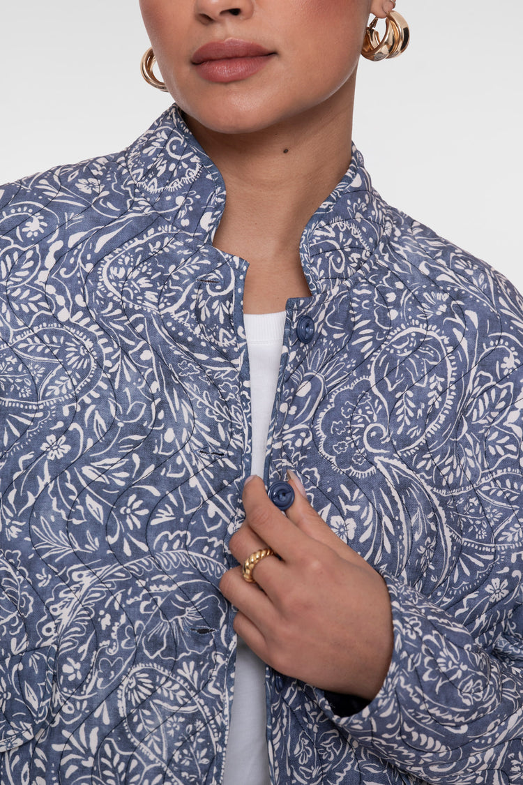Geishablaue gestärkte Jacke mit Paisleymuster