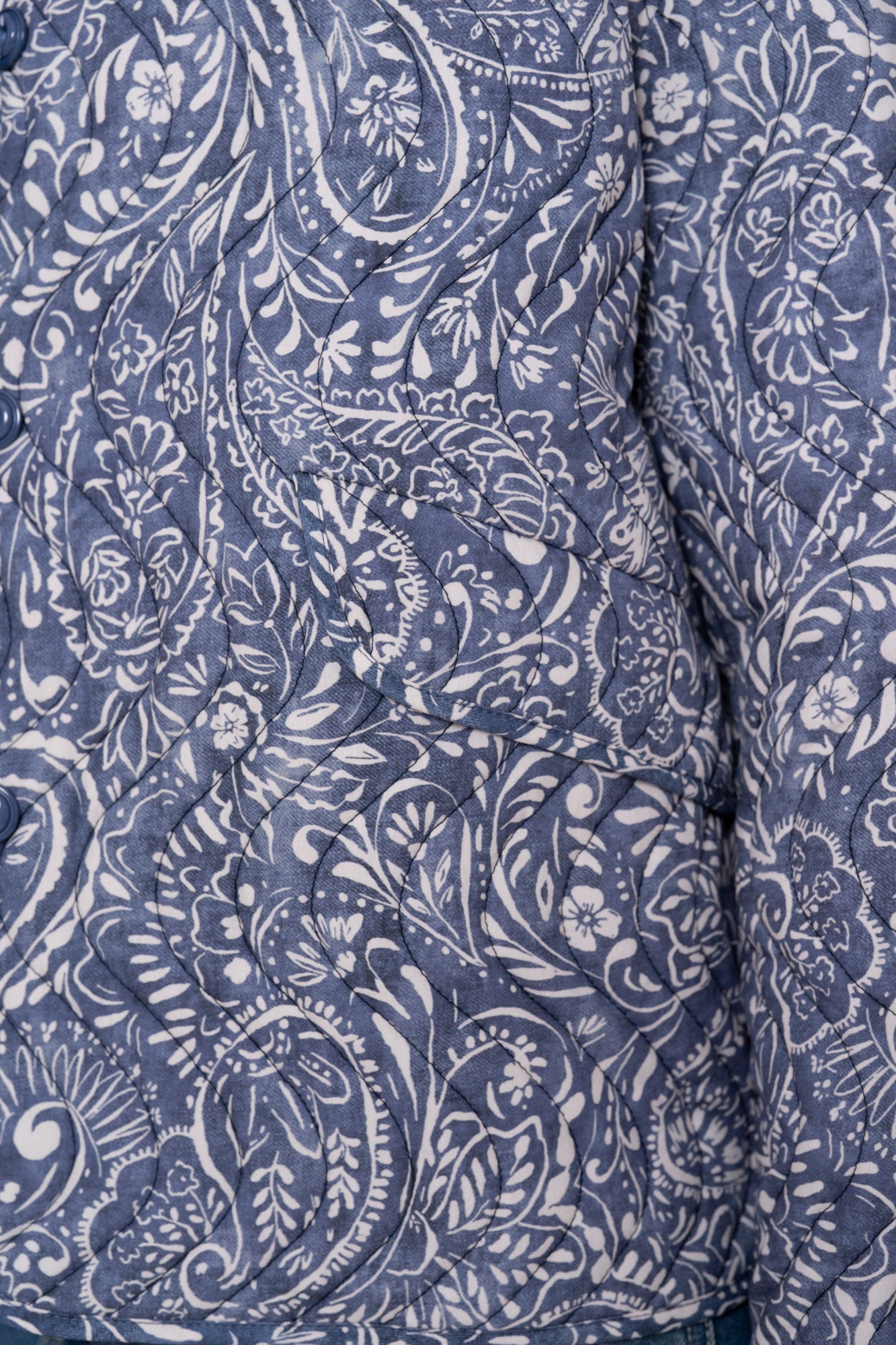 Geishablaue gestärkte Jacke mit Paisleymuster