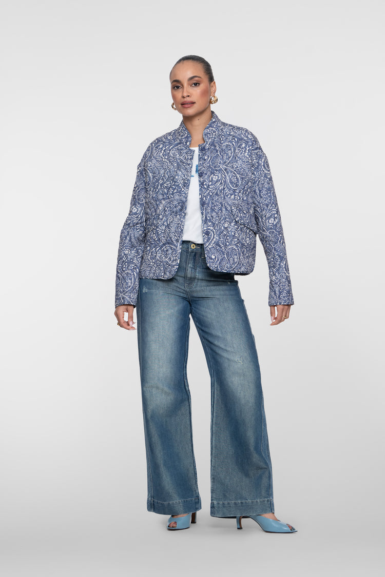 Geishablaue gestärkte Jacke mit Paisleymuster