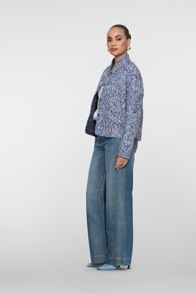 Geishablaue gestärkte Jacke mit Paisleymuster