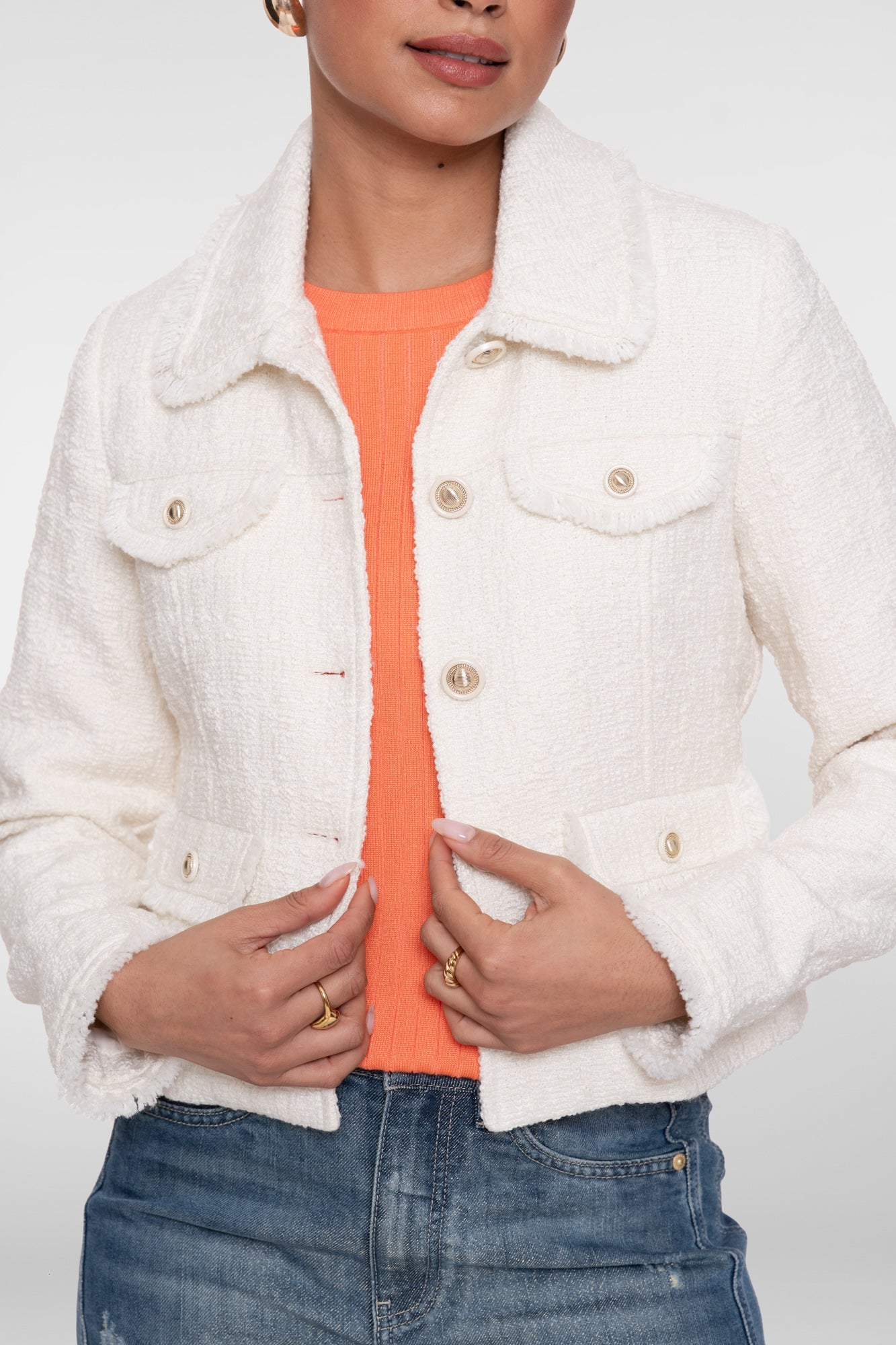 Kurzer strukturierter Geisha-Blazer mit Zierknöpfen