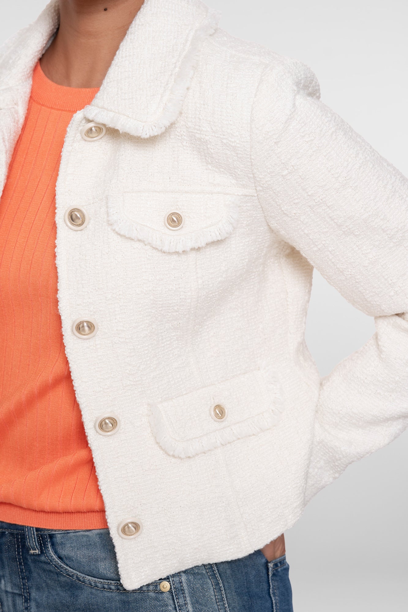 Kurzer strukturierter Geisha-Blazer mit Zierknöpfen