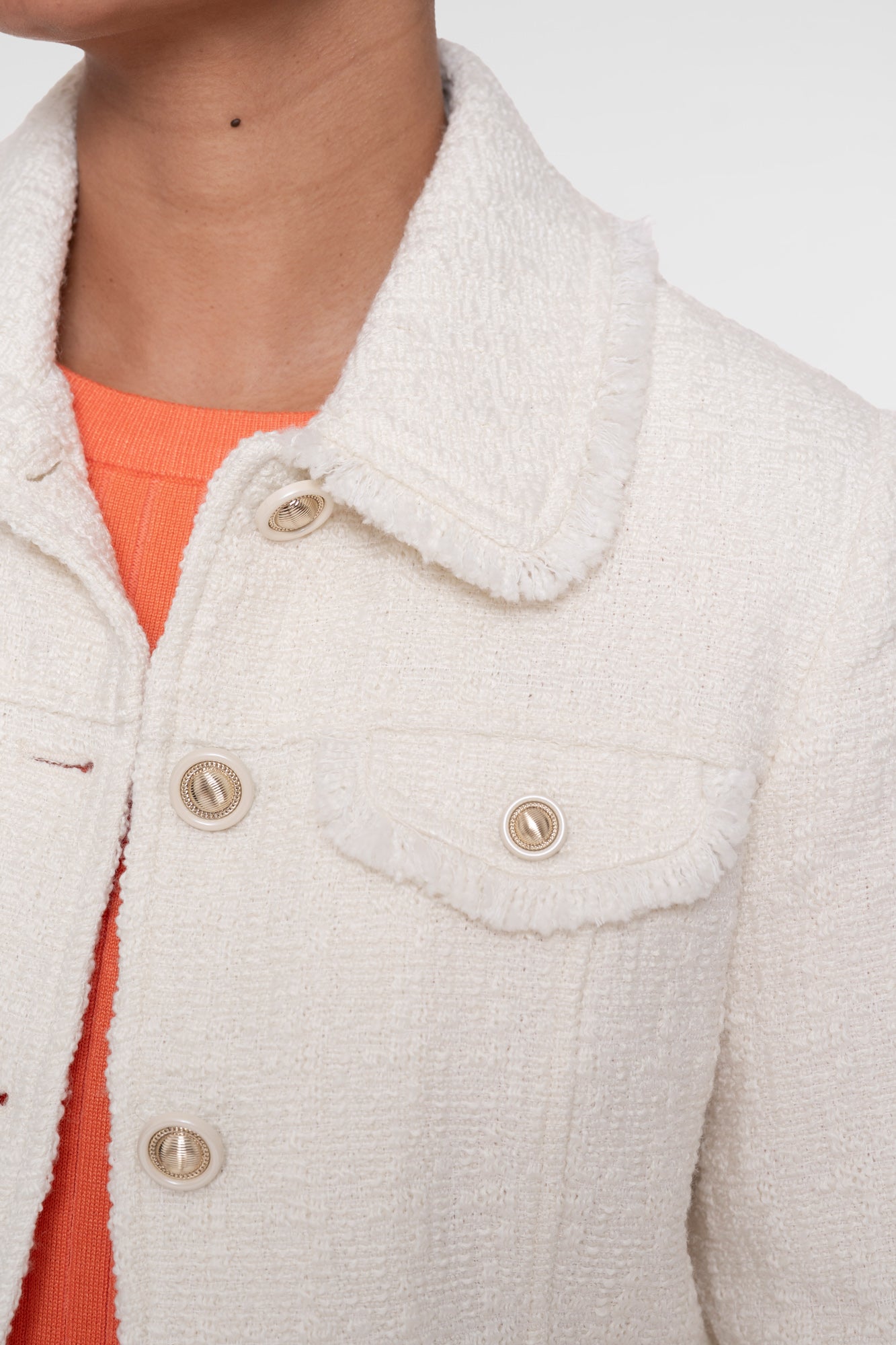 Kurzer strukturierter Geisha-Blazer mit Zierknöpfen