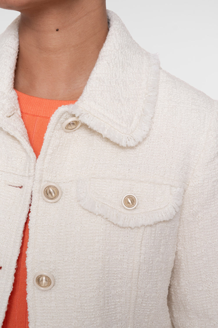 Kurzer strukturierter Geisha-Blazer mit Zierknöpfen