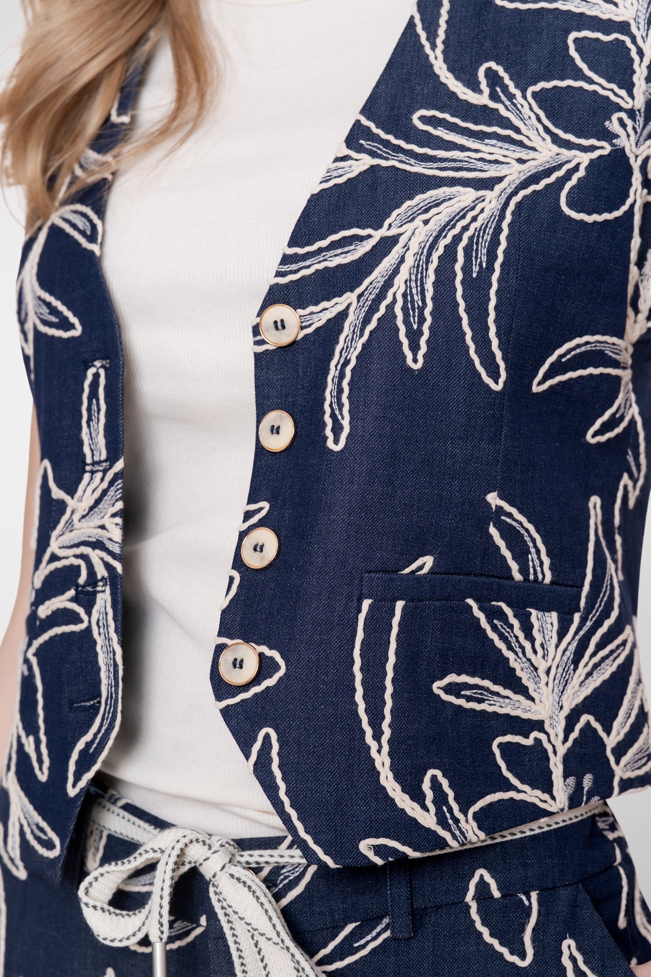 Geisha Weste mit gesticktem Blumenmuster