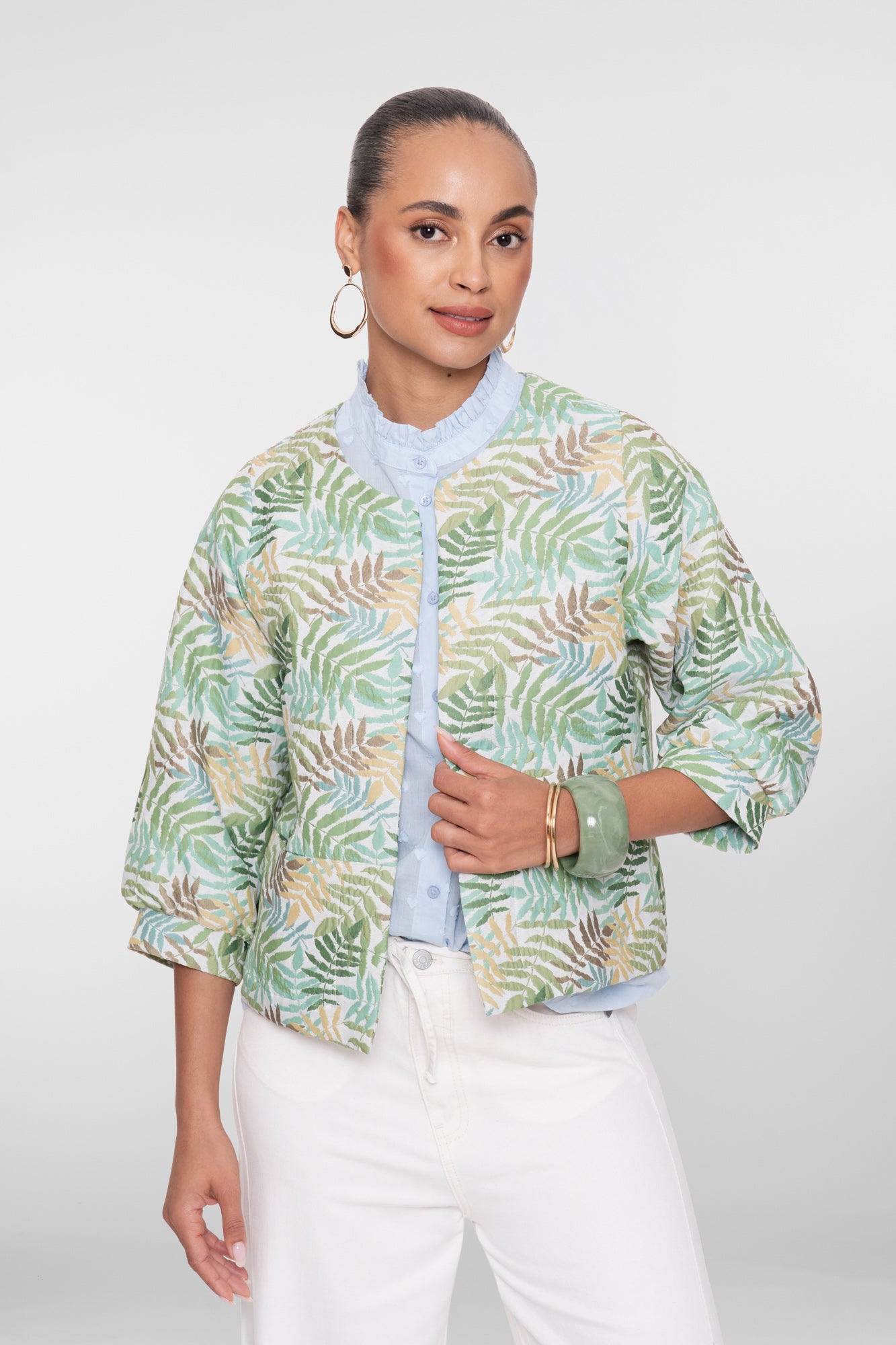 Geisha Bomberjacke mit Palmenblätter-Print und moderner Ausstrahlung
