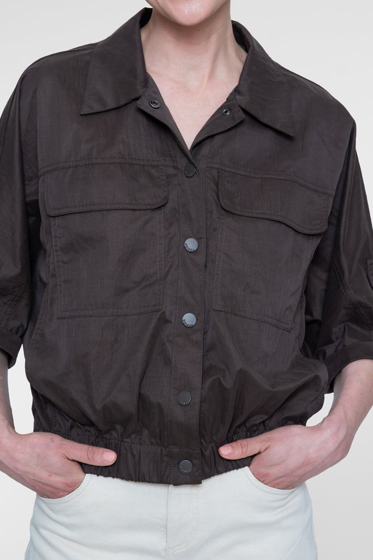 Geisha kurze Jacke mit Utility-Details und lockerer Passform
