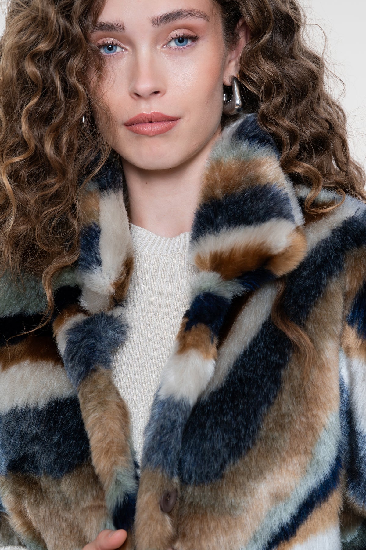 Geisha Faux-Fur-Cape-Jacke mit grafischer Farbgebung