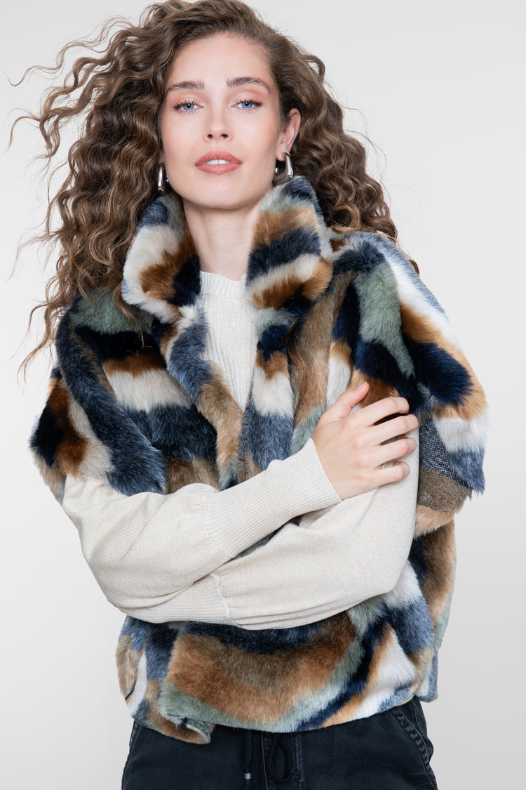 Geisha Faux-Fur-Cape-Jacke mit grafischer Farbgebung