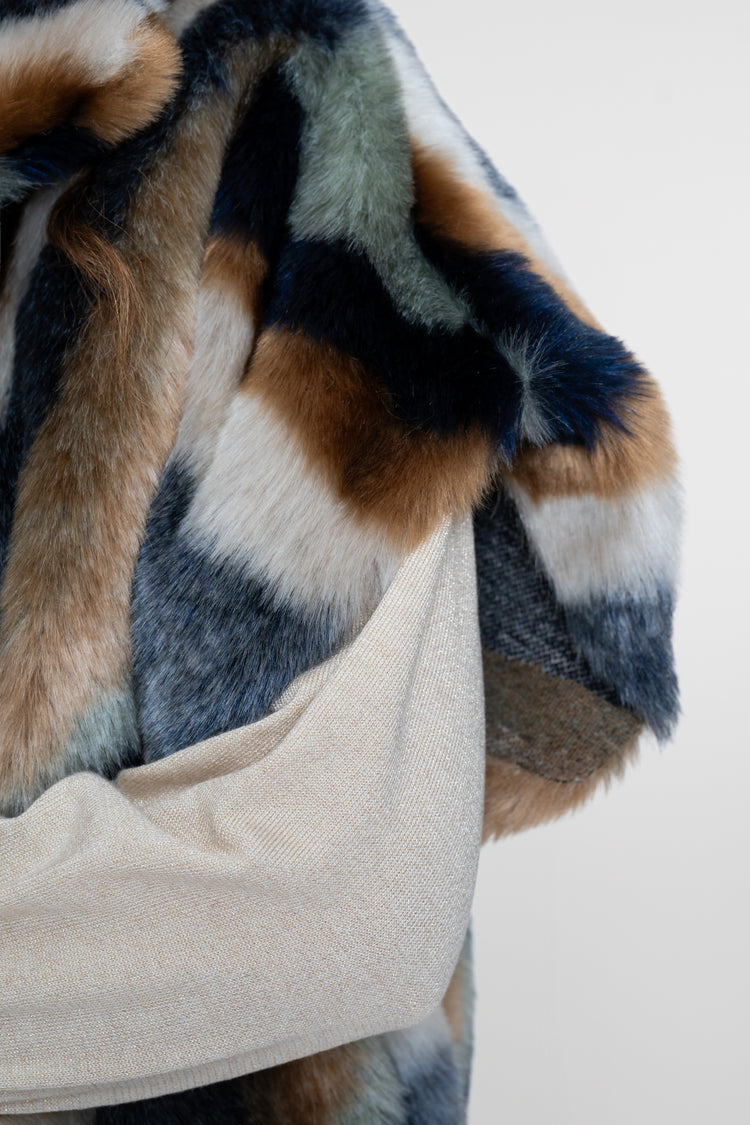 Geisha Faux-Fur-Cape-Jacke mit grafischer Farbgebung