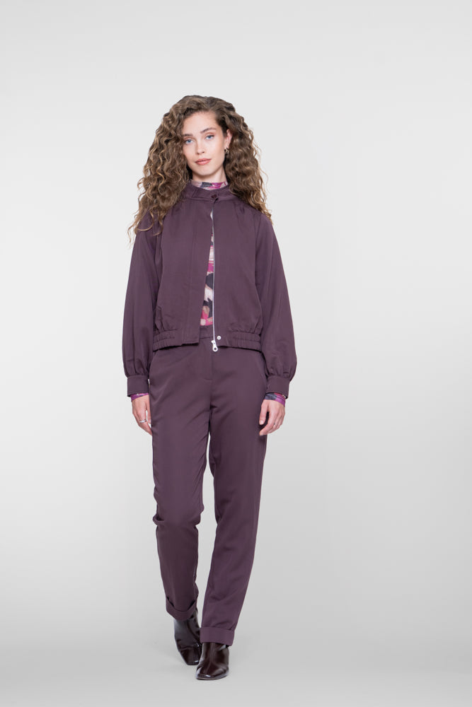 Geisha Damen Jacke in Pflaume mit Faltendetails und elastischem Bund – Shop de look