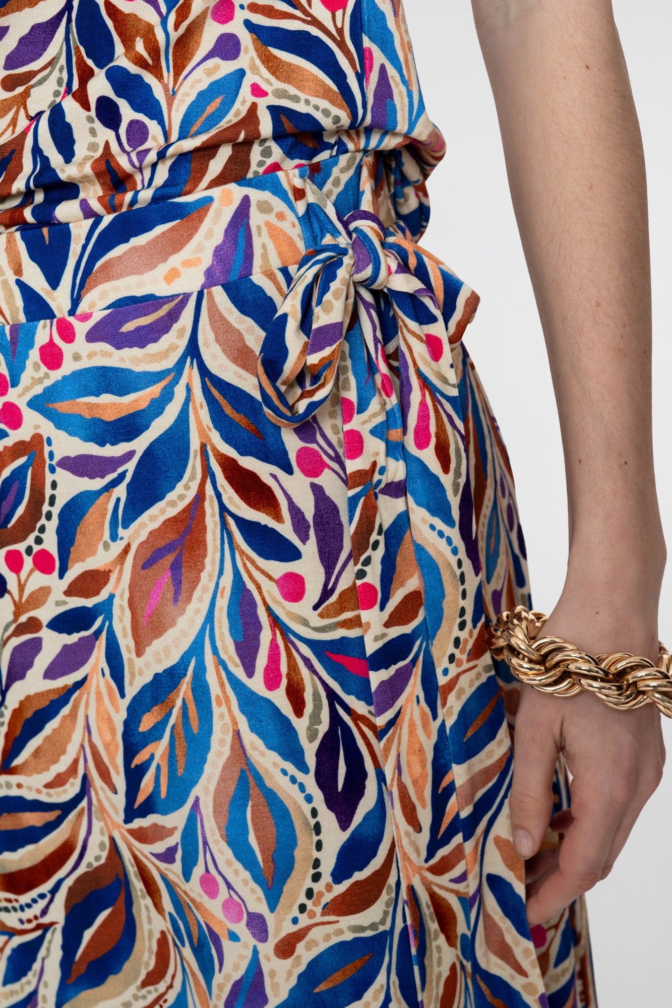 Geisha Rock mit Blätterprint und Bindedetail