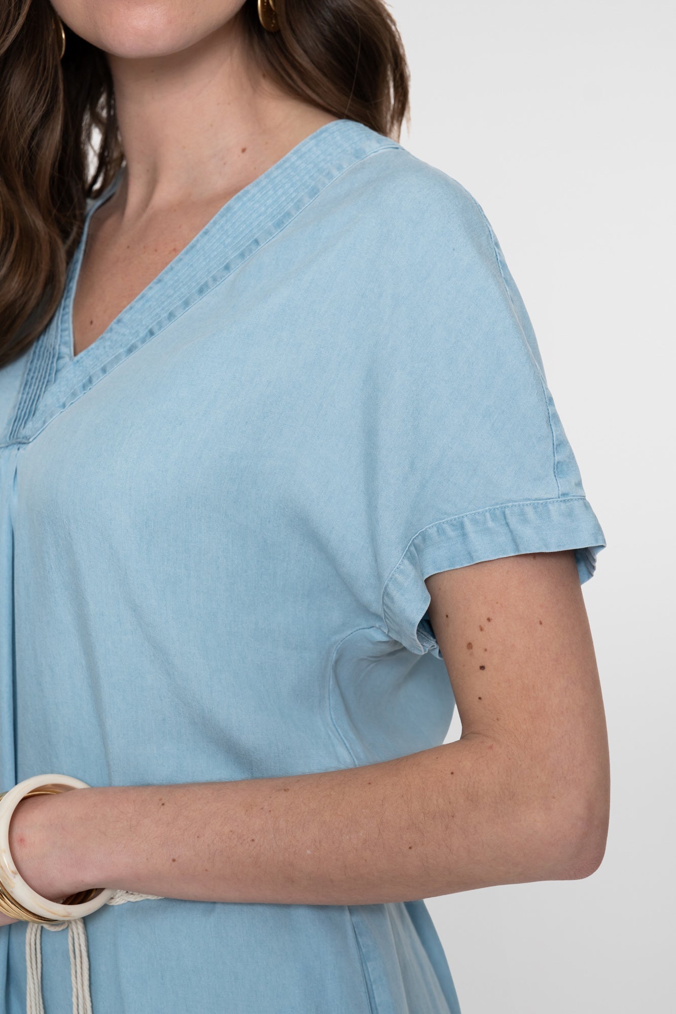 Geisha Lyocell-Denimkleid mit V-Ausschnitt und Bindegürtel