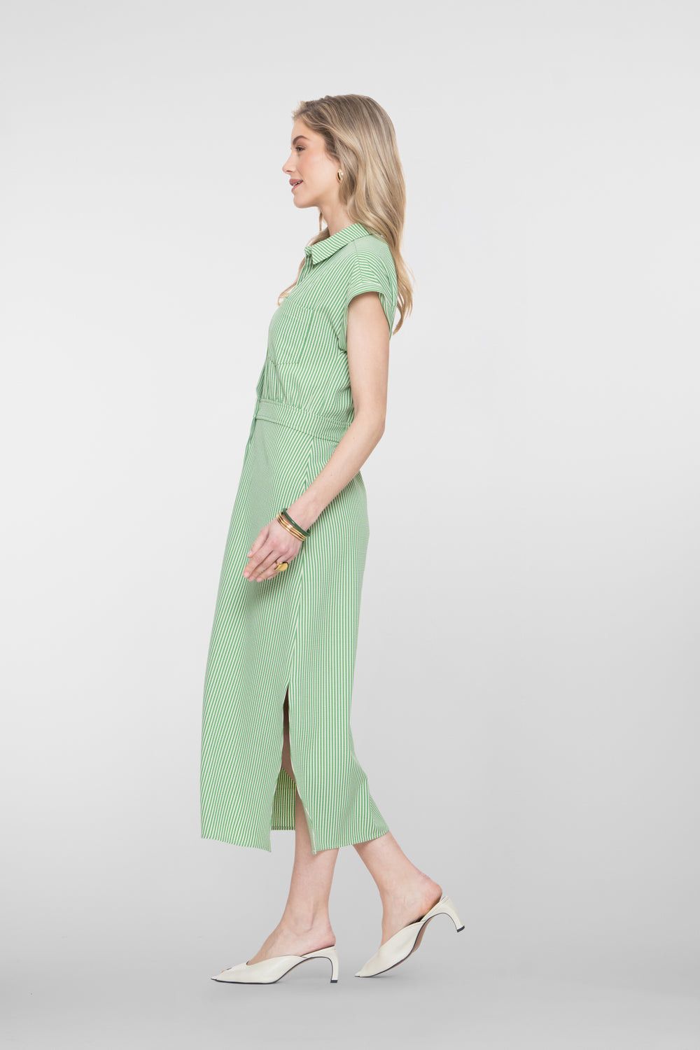 Geisha grünes Midikleid mit vertikalen Streifen und Seitenschlitz