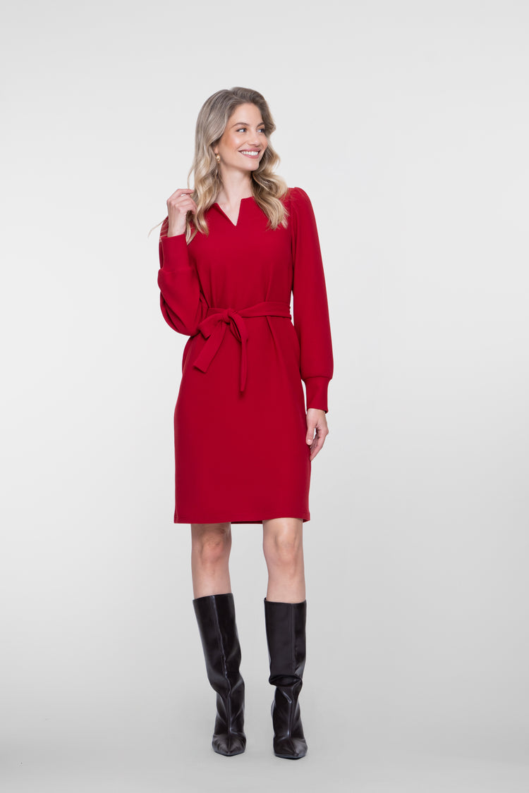Geisha rotes Kleid mit Bindegürtel und femininer Halslinie