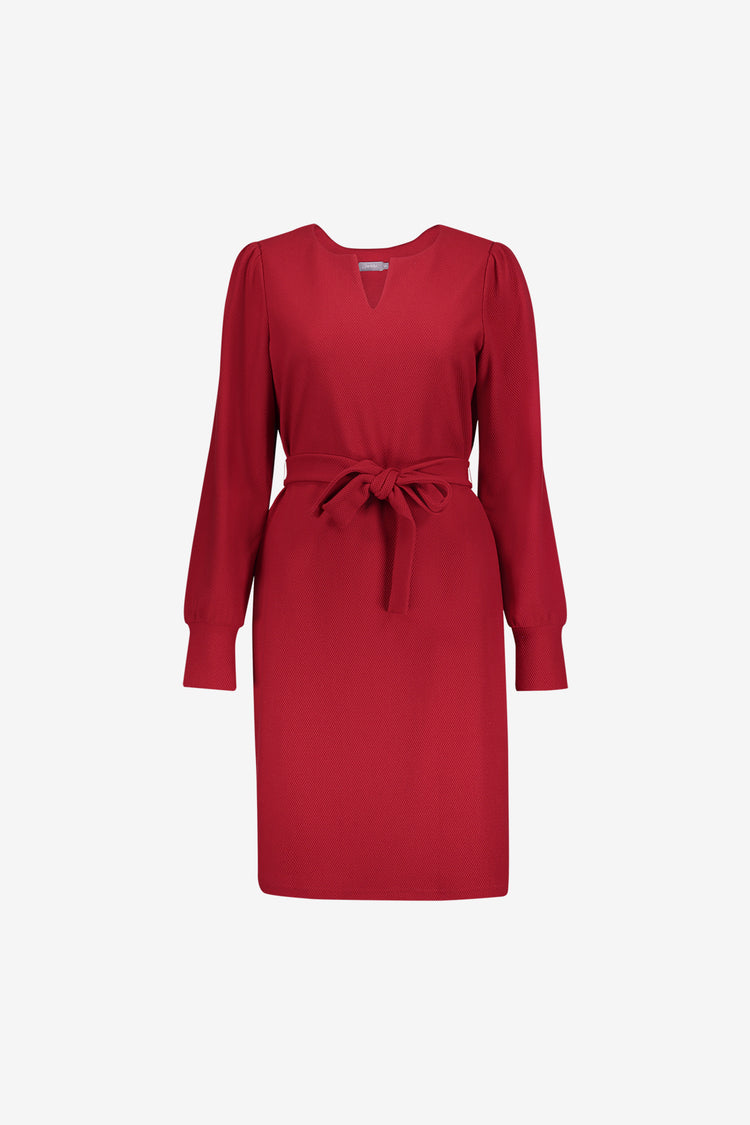 Geisha rotes Kleid mit Bindegürtel und femininer Halslinie