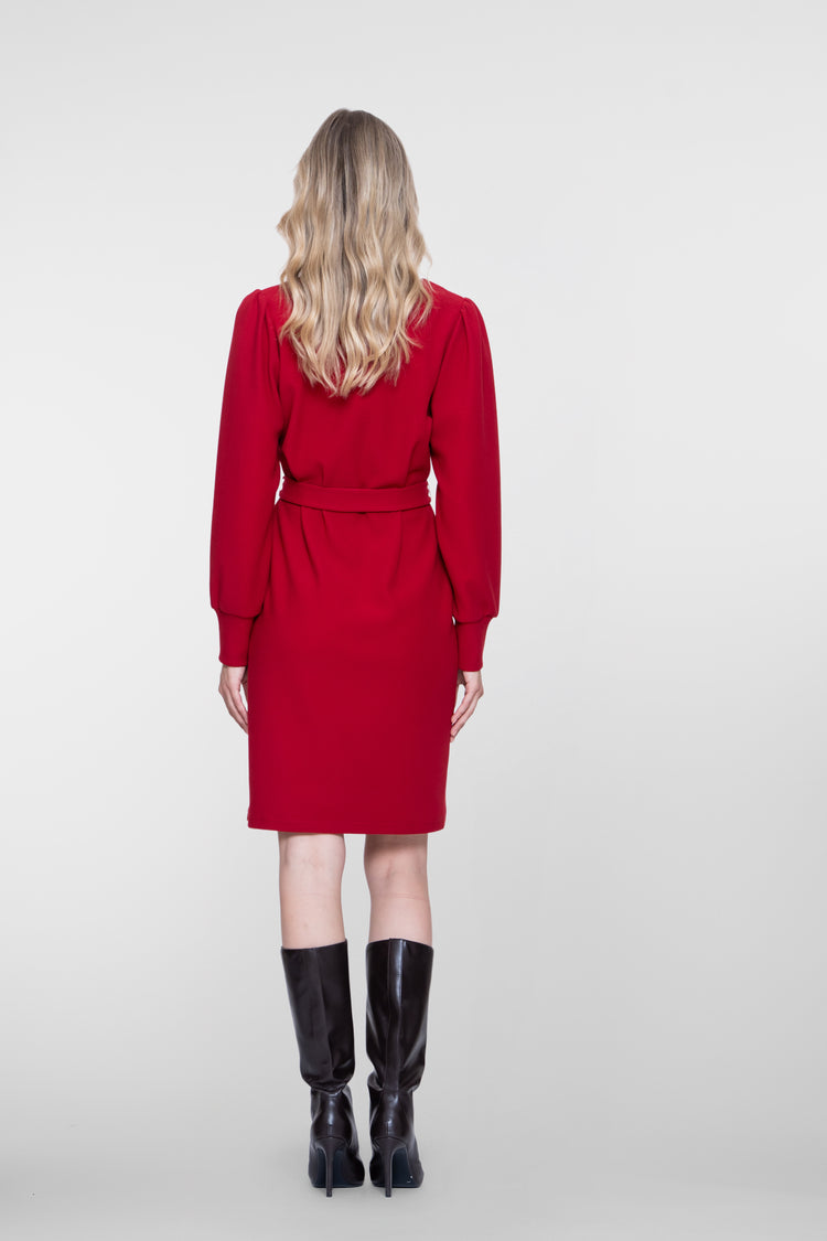 Geisha rotes Kleid mit Bindegürtel und femininer Halslinie