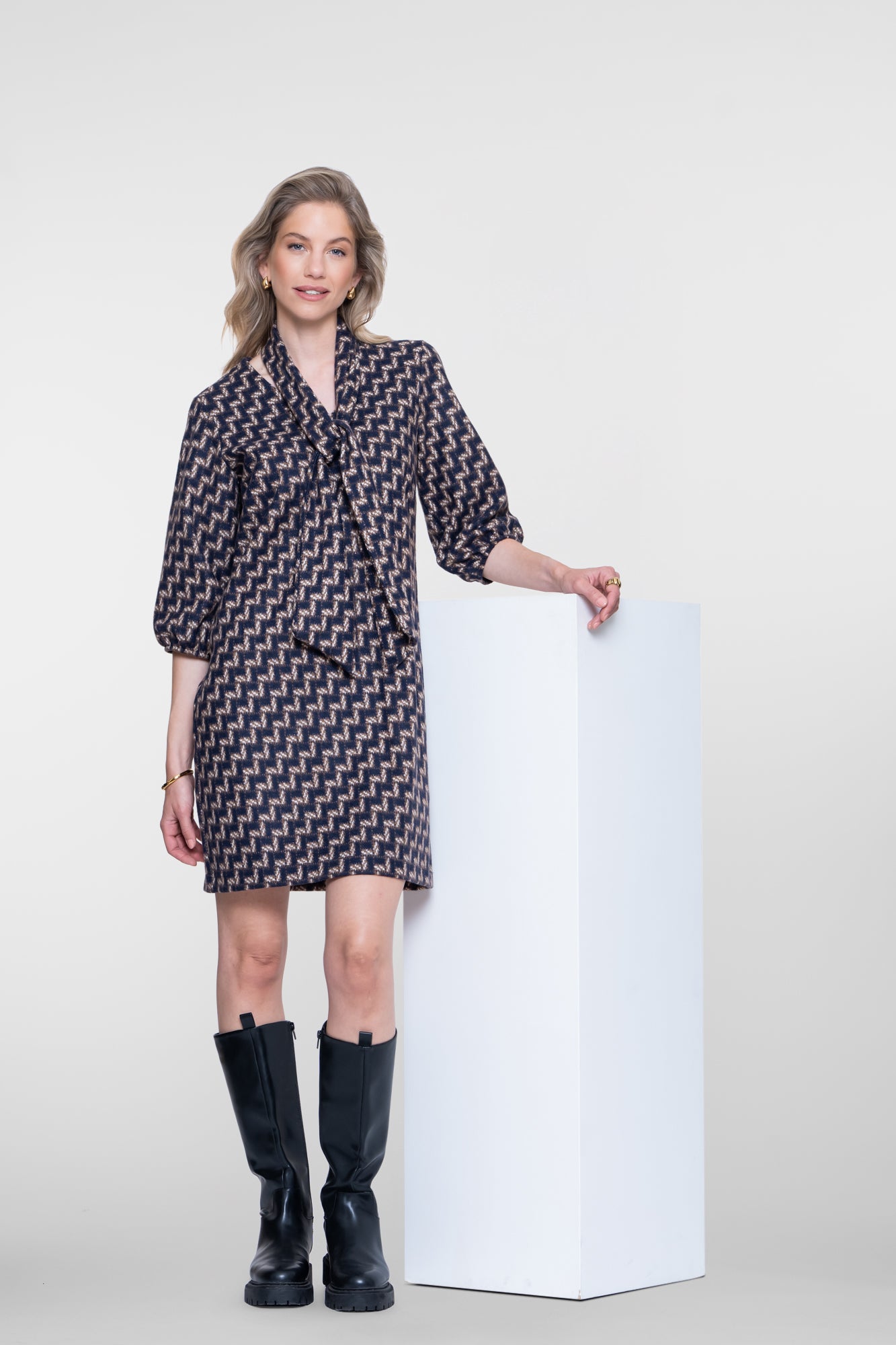 Geisha Kleid mit geometrischem Print und abnehmbarem Schal