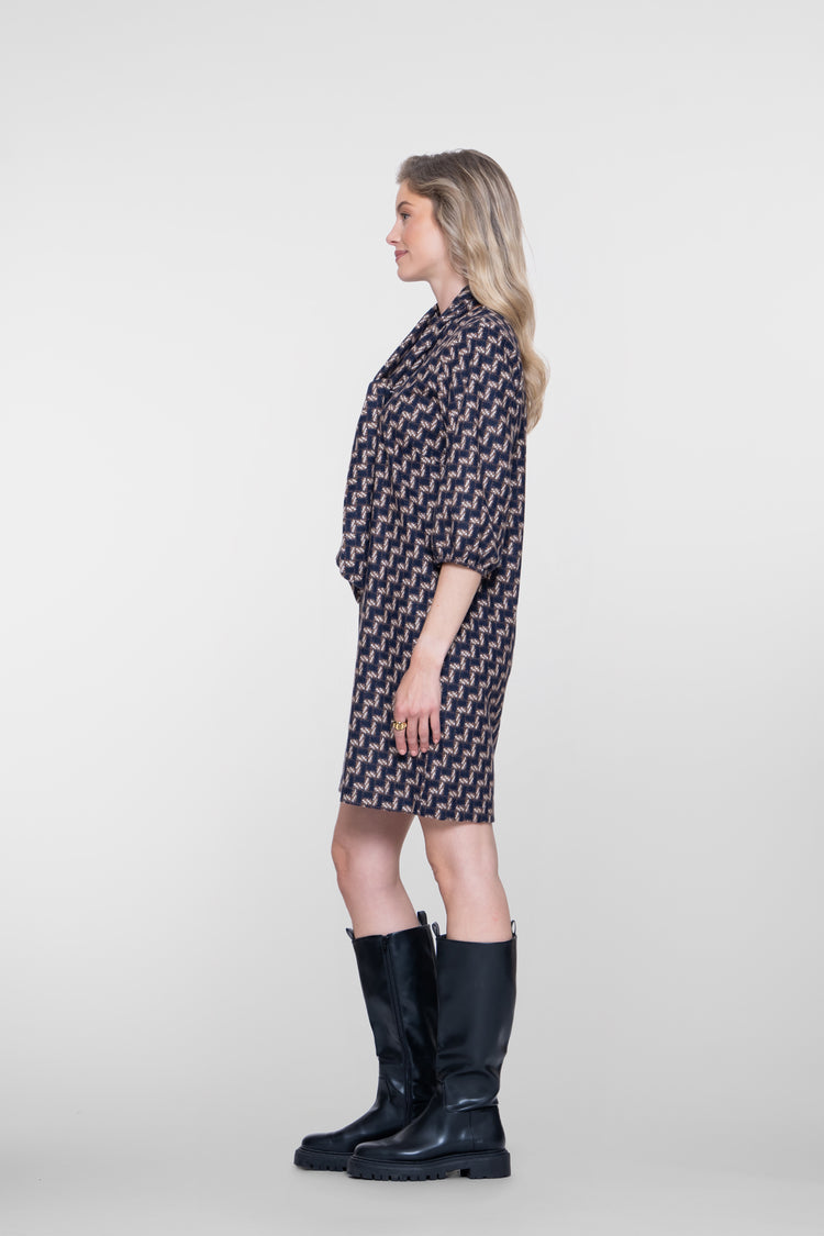 Geisha Kleid mit geometrischem Print und abnehmbarem Schal