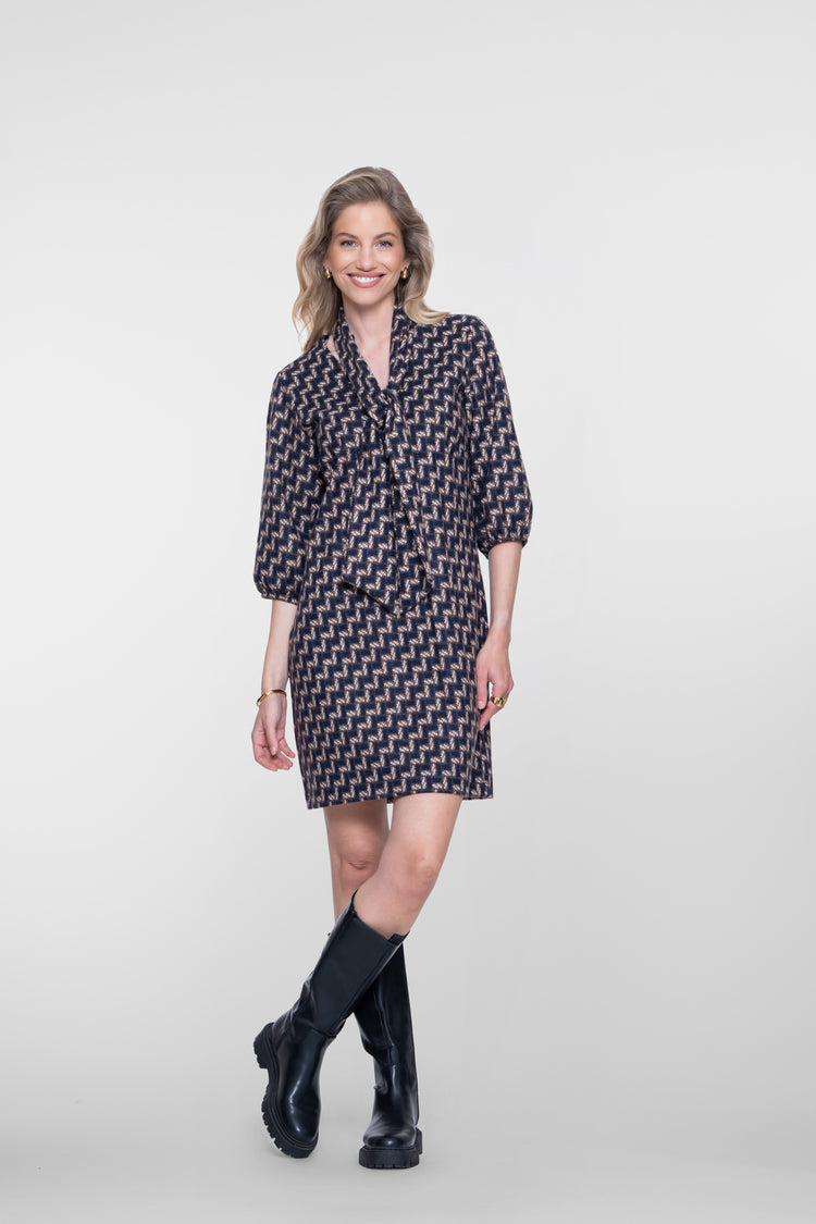 Geisha Kleid mit geometrischem Print und abnehmbarem Schal