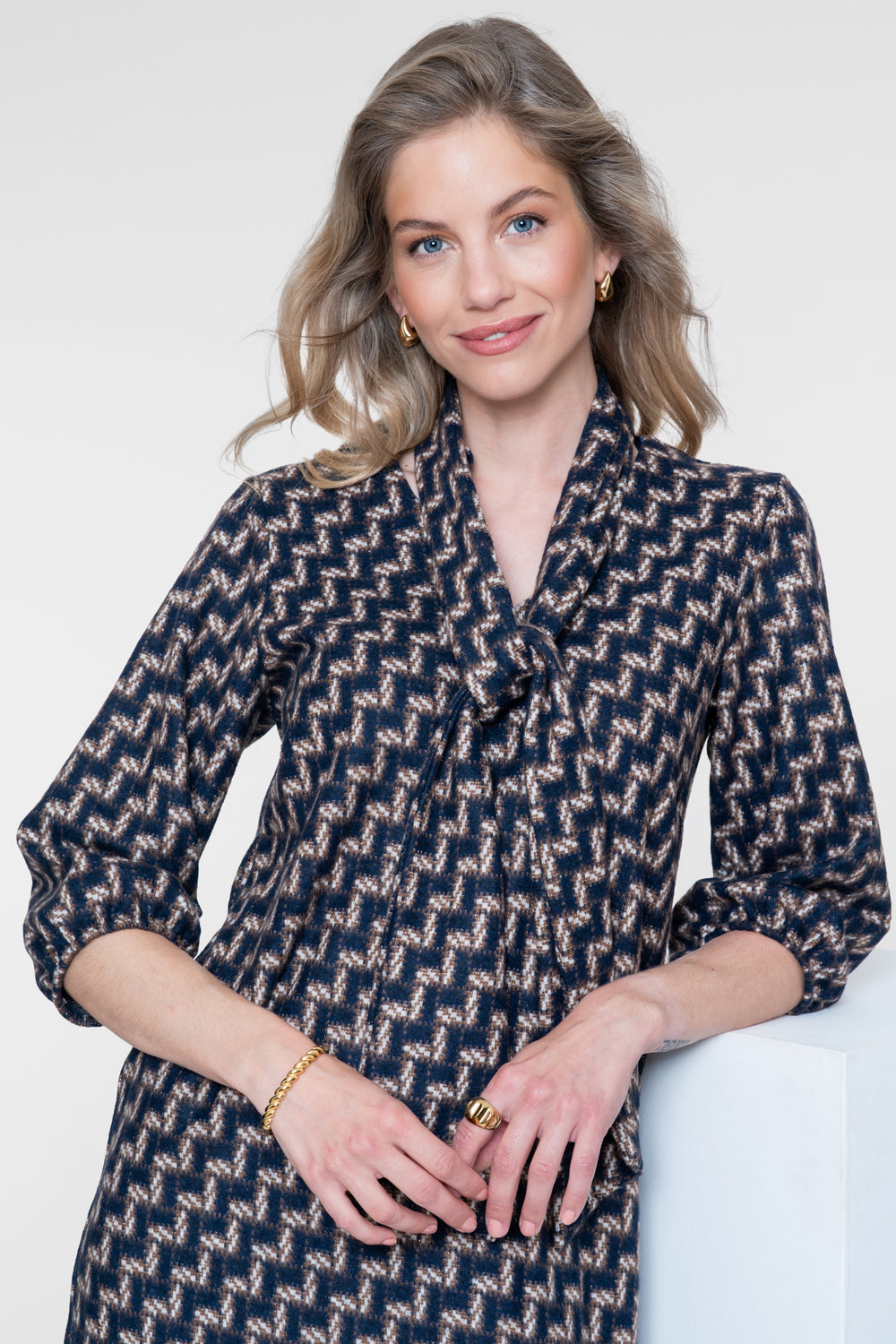 Geisha Kleid mit geometrischem Print und abnehmbarem Schal