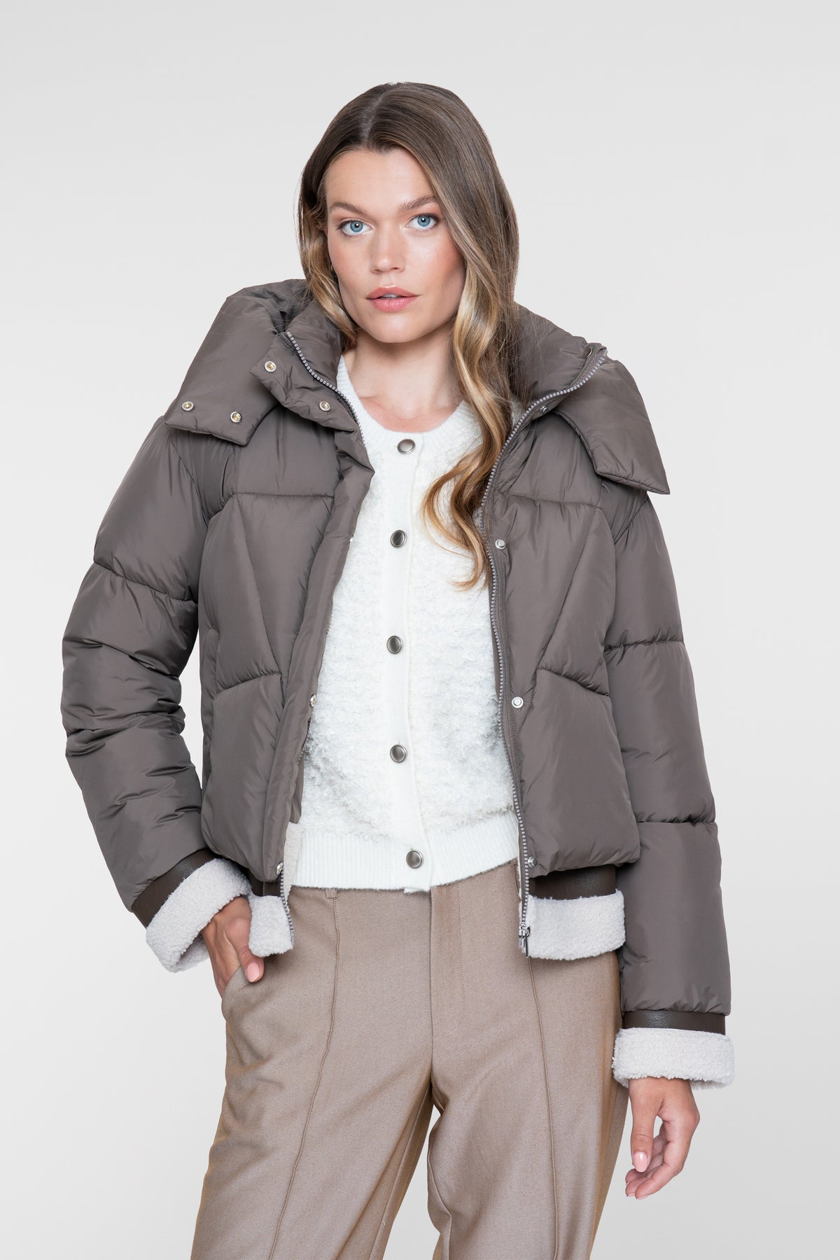 Geisha kurze Winterjacke mit Teddy-Details und hoher Kapuze