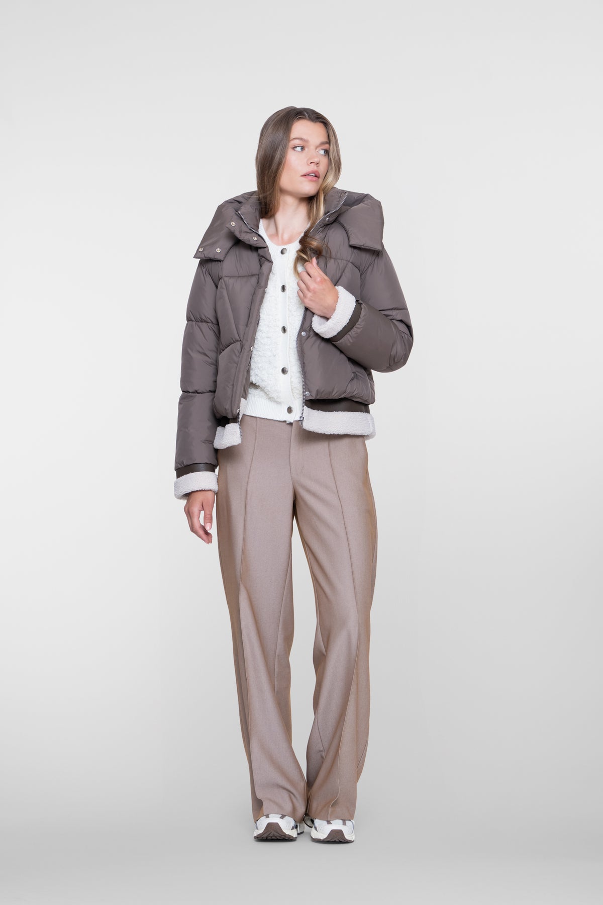Geisha kurze Winterjacke mit Teddy-Details und hoher Kapuze