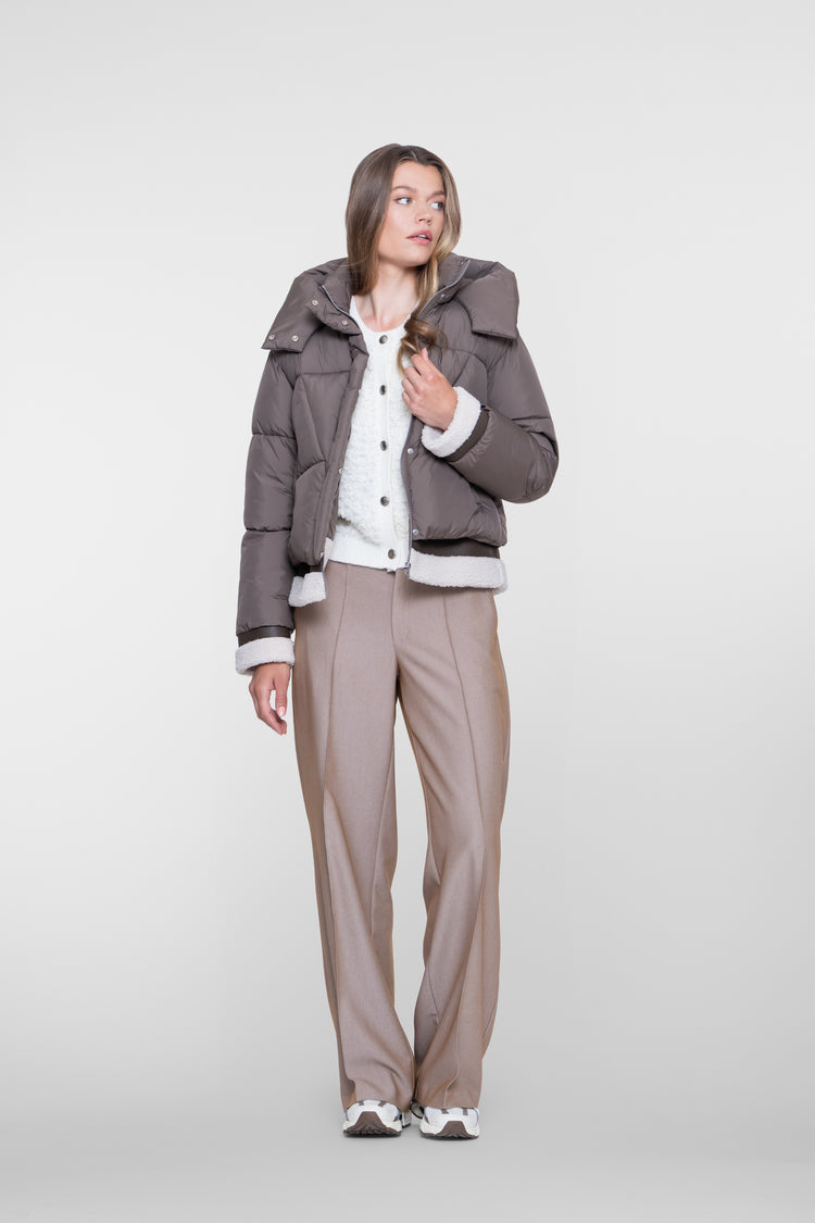 Geisha kurze Winterjacke mit Teddy-Details und hoher Kapuze