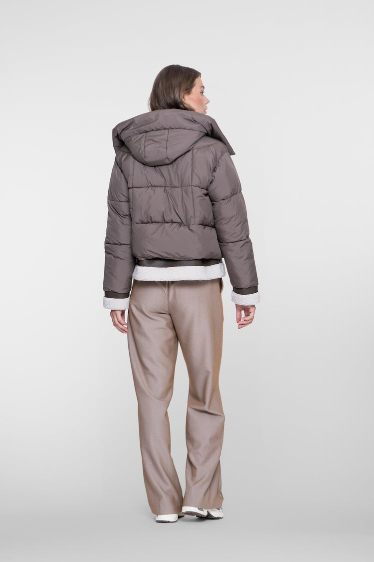 Geisha kurze Winterjacke mit Teddy-Details und hoher Kapuze
