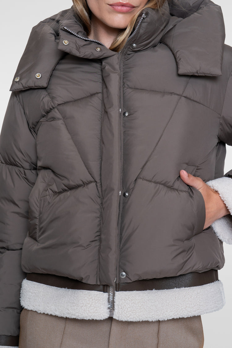 Geisha kurze Winterjacke mit Teddy-Details und hoher Kapuze