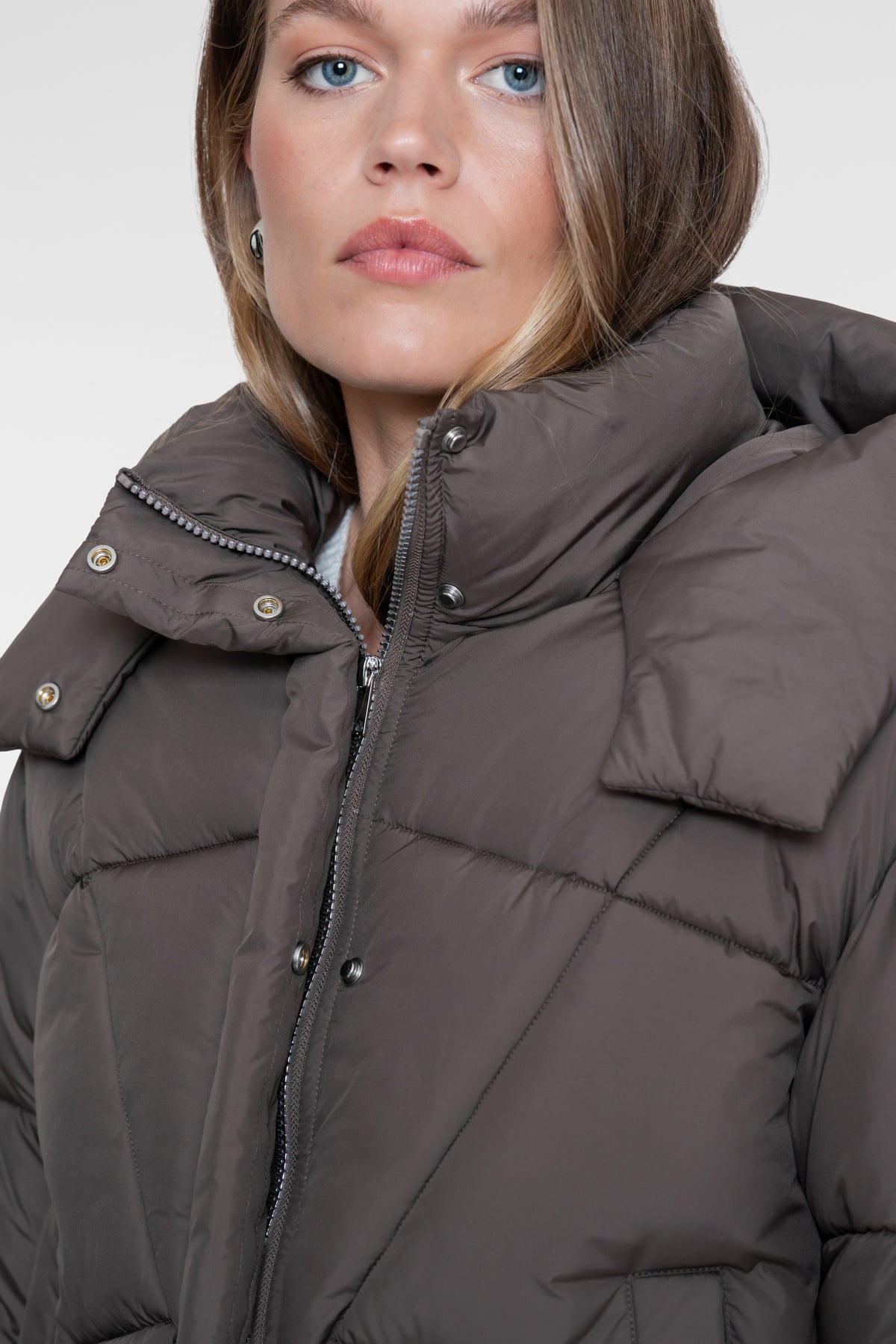 Geisha kurze Winterjacke mit Teddy-Details und hoher Kapuze