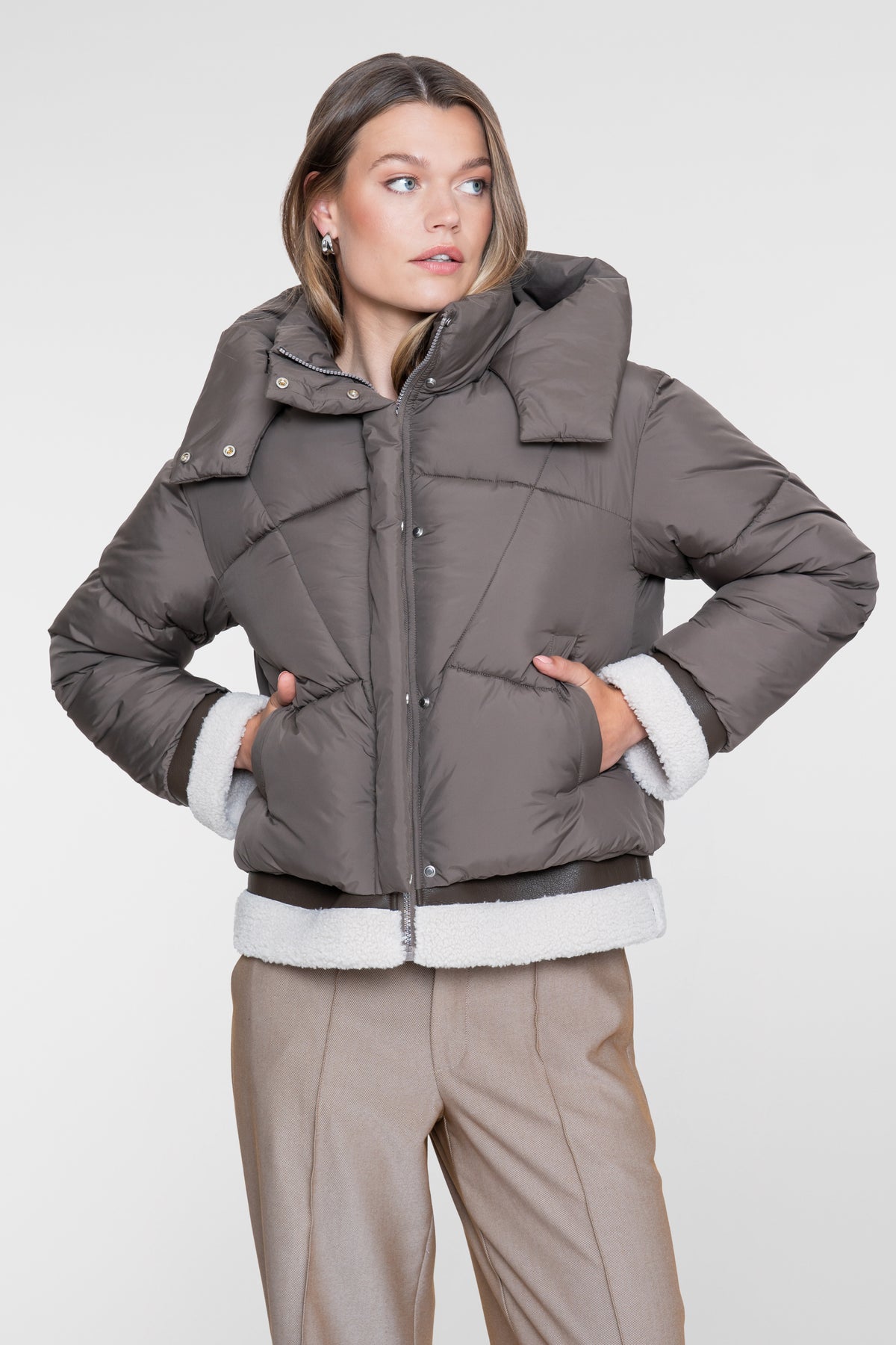 Geisha kurze Winterjacke mit Teddy-Details und hoher Kapuze