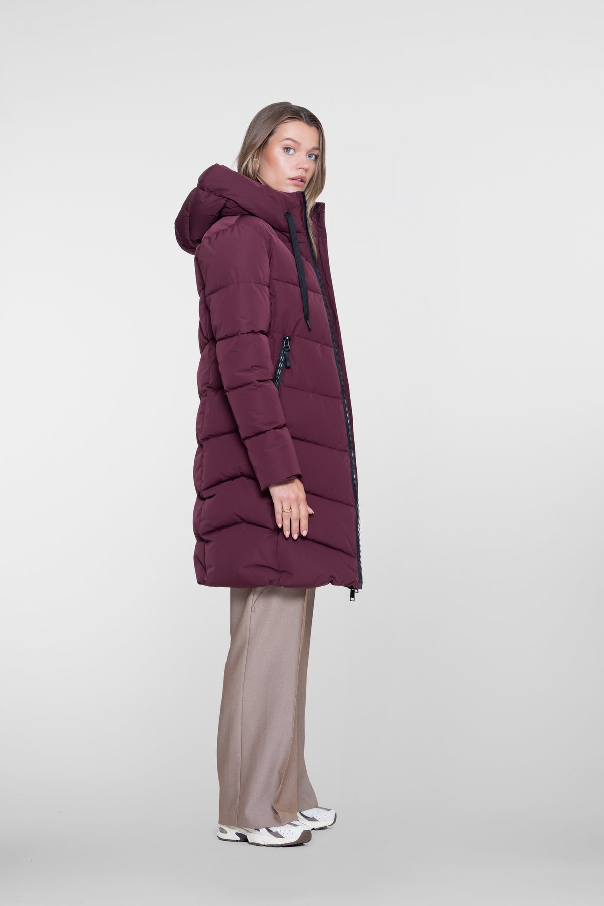 Geisha lange gesteppte Jacke in Burgundy mit hoher Kapuze