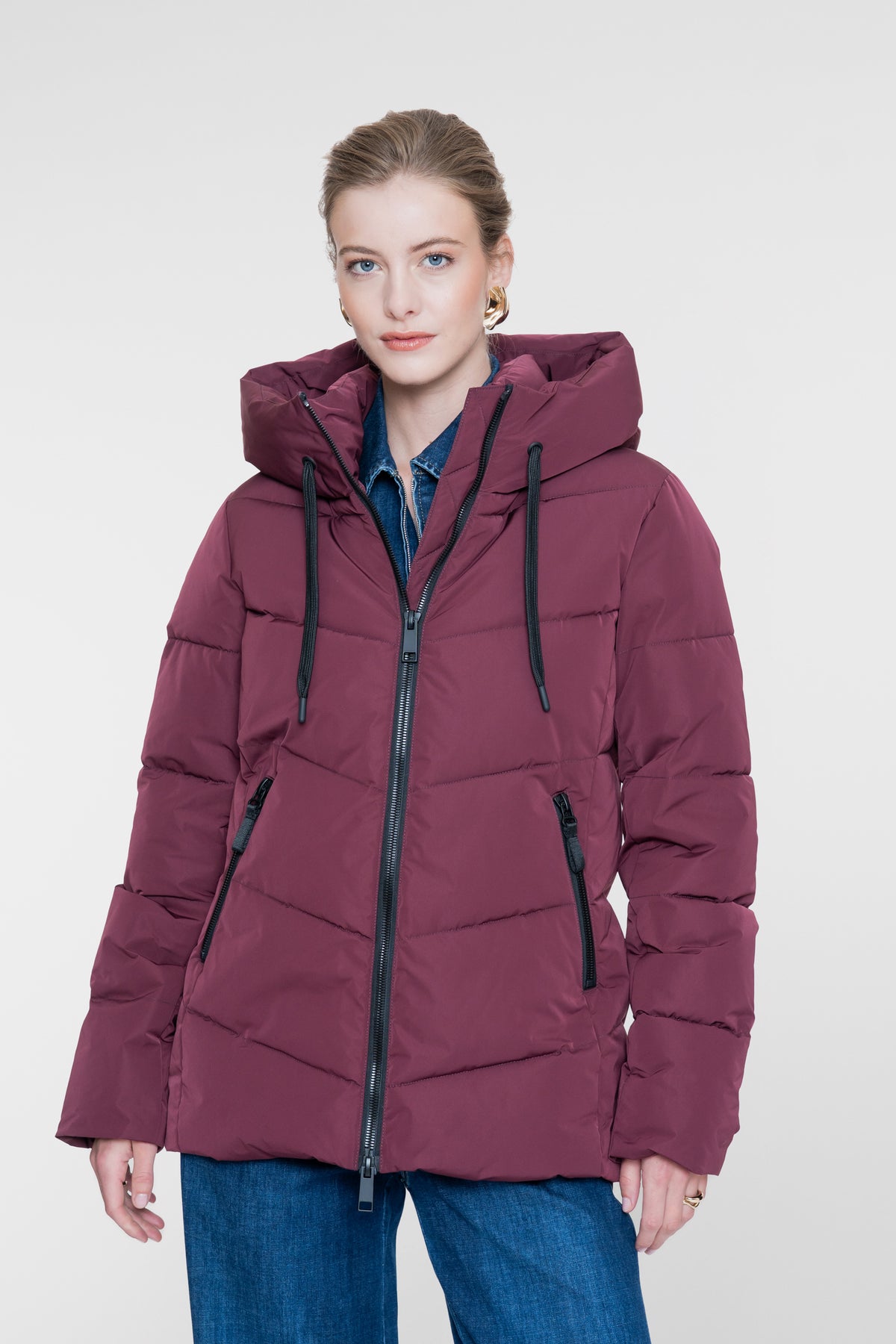 Geisha kurze gesteppte Jacke in Burgundy mit hoher Kapuze