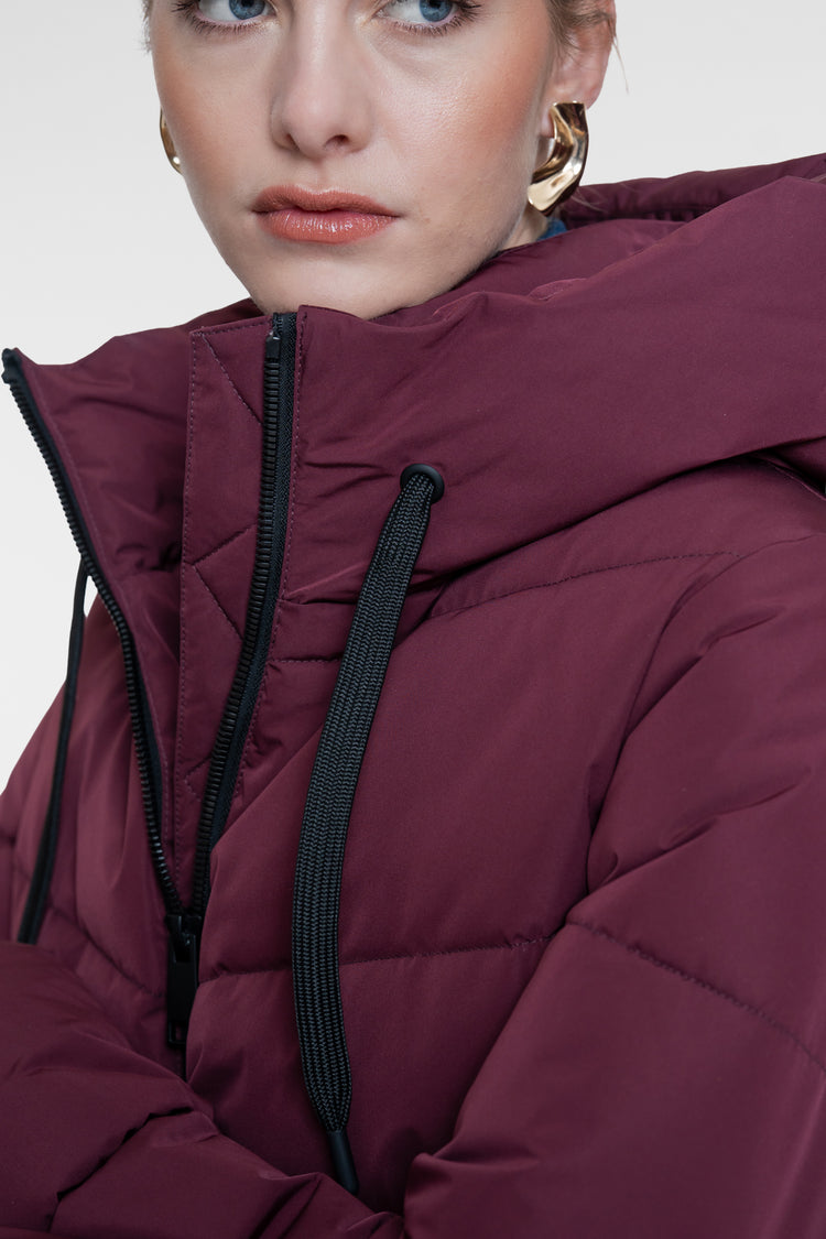 Geisha kurze gesteppte Jacke in Burgundy mit hoher Kapuze