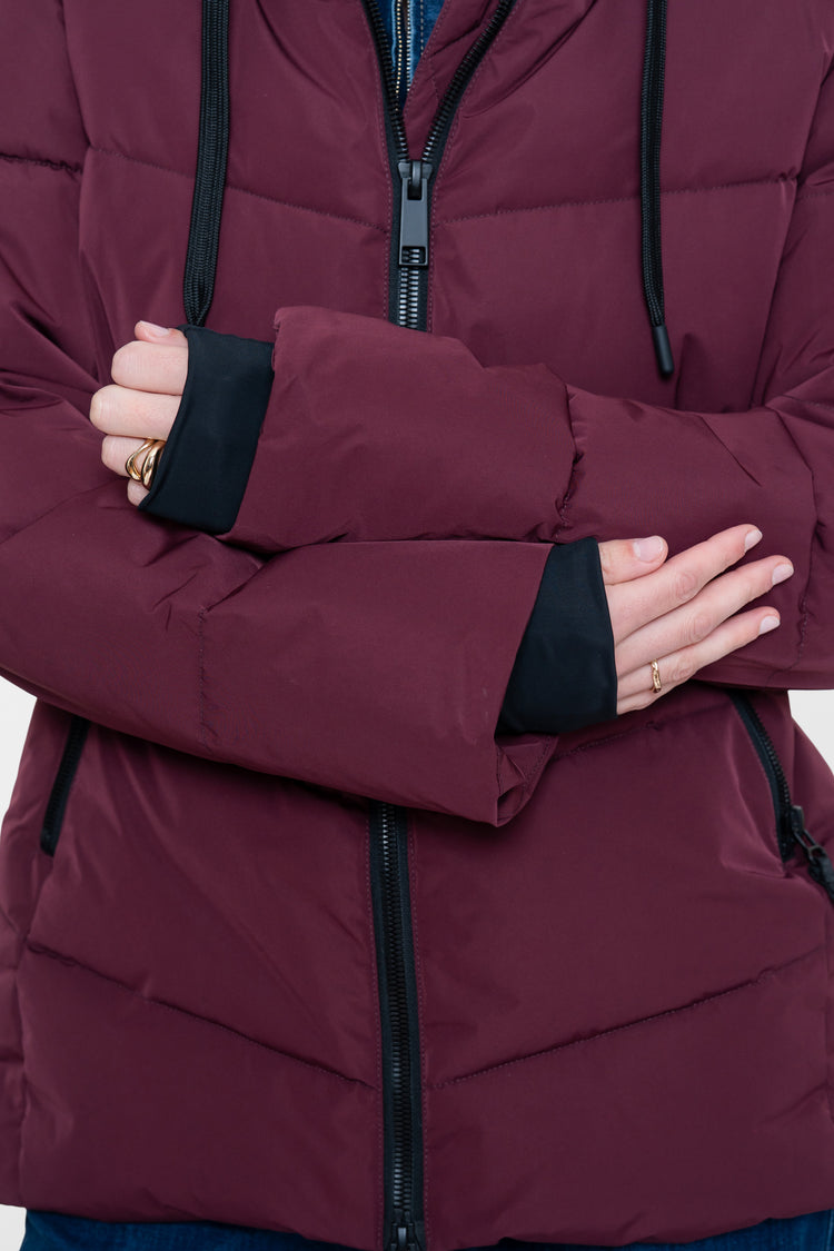 Geisha kurze gesteppte Jacke in Burgundy mit hoher Kapuze