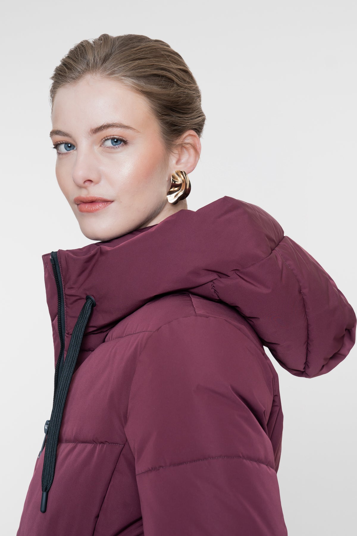 Geisha kurze gesteppte Jacke in Burgundy mit hoher Kapuze