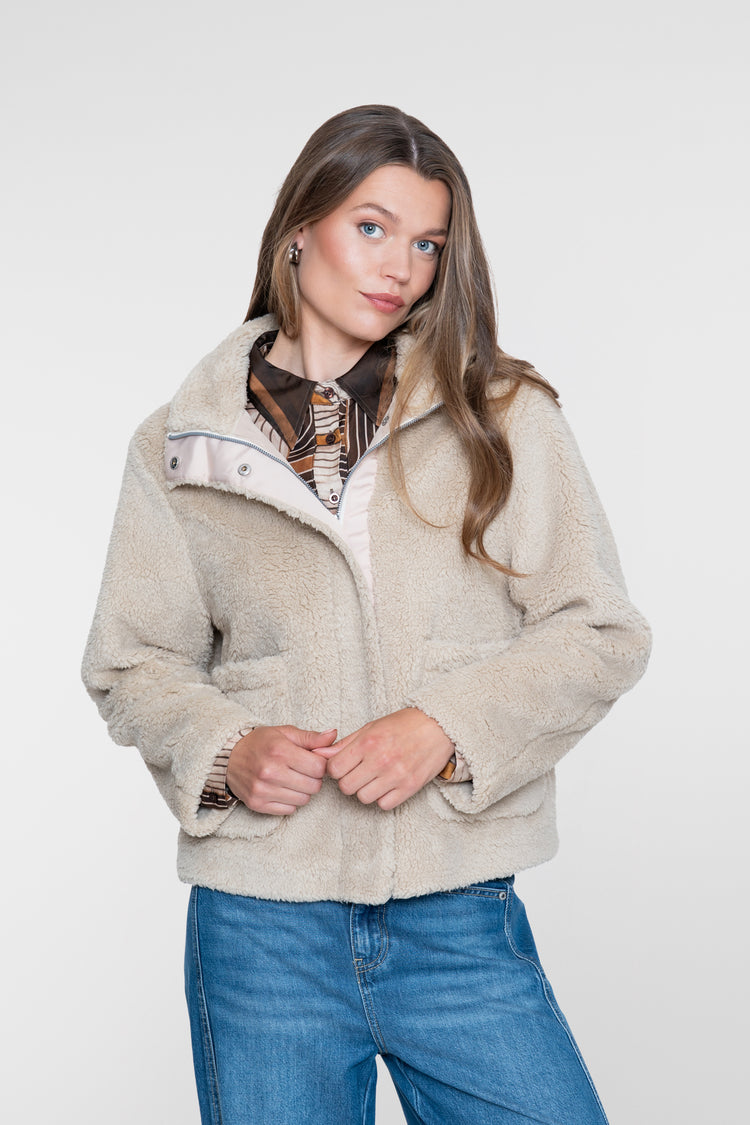 Geisha Teddyjacke mit aufgesetzten Taschen und kurzer Passform
