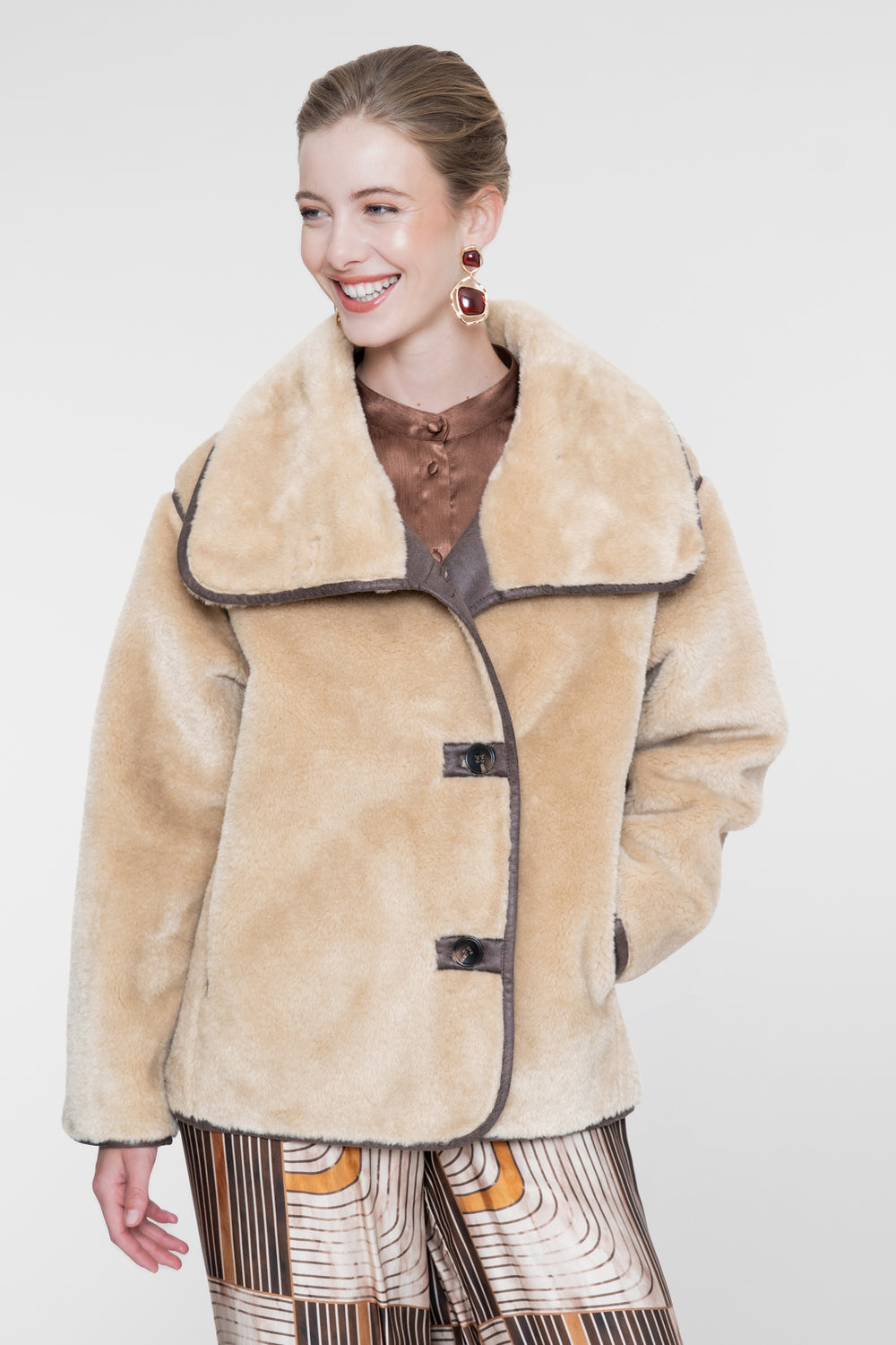 Geisha Kunstfelljacke mit Umlegekragen und asymmetrischem Knopfverschluss
