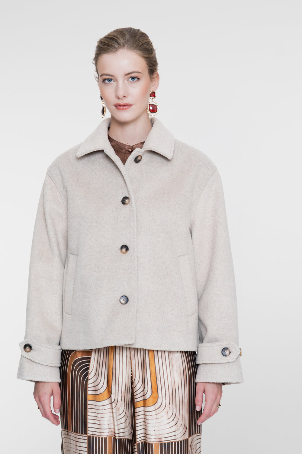 Geisha kurze Jacke in Greige mit Knopfverschluss