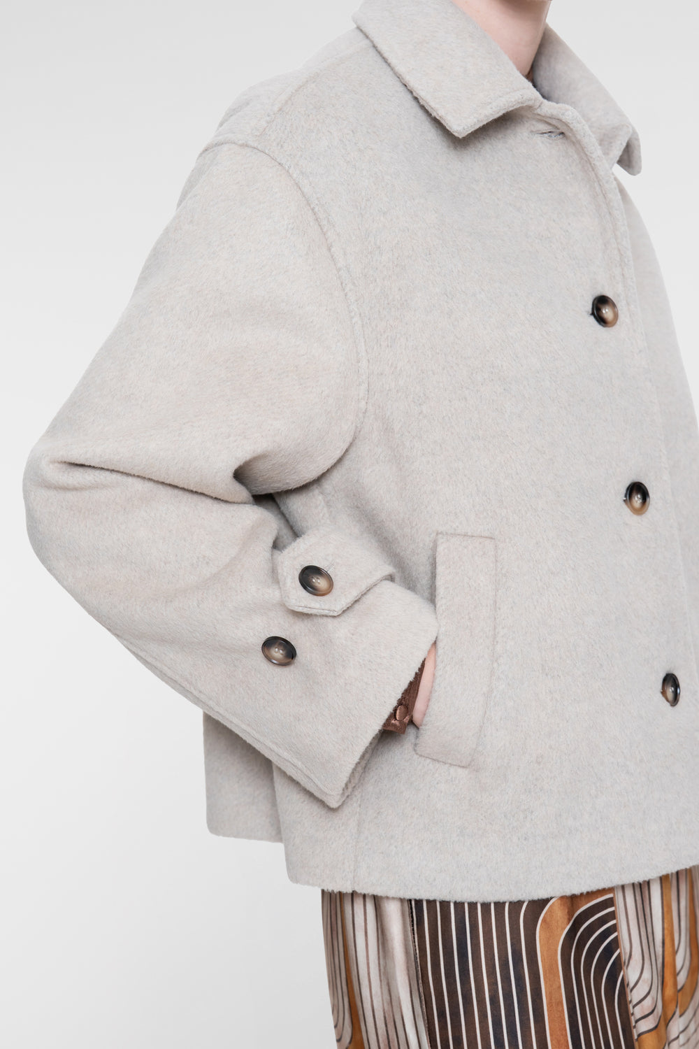 Geisha kurze Jacke in Greige mit Knopfverschluss