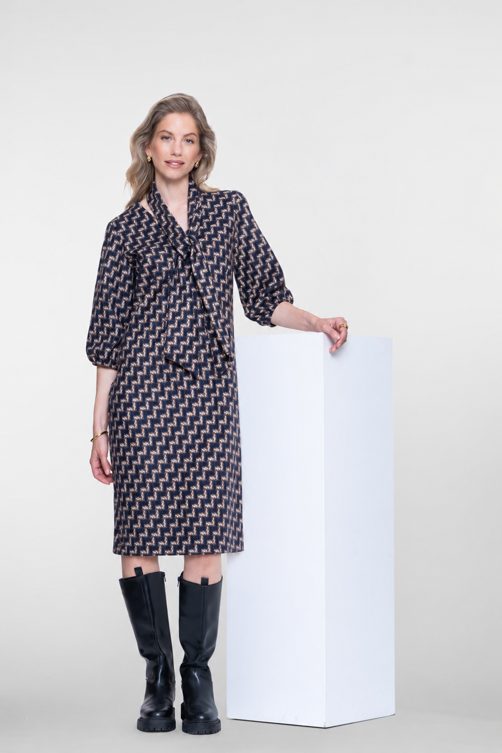 Geisha Kleid mit geometrischem Print und abnehmbarem Schal
