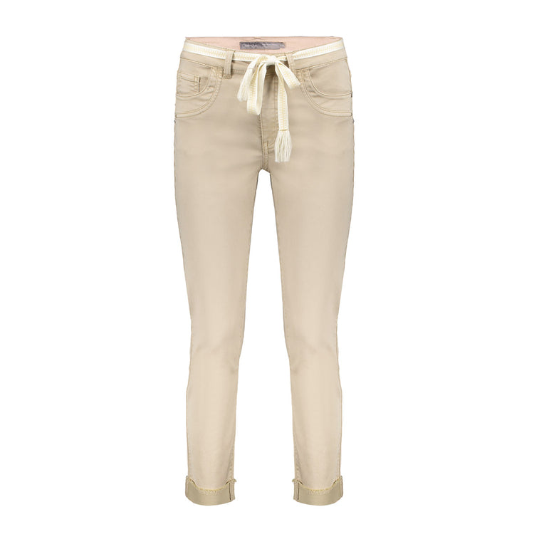 Geisha Jeans mit umgeschlagenen Hosenbeinen in Sand