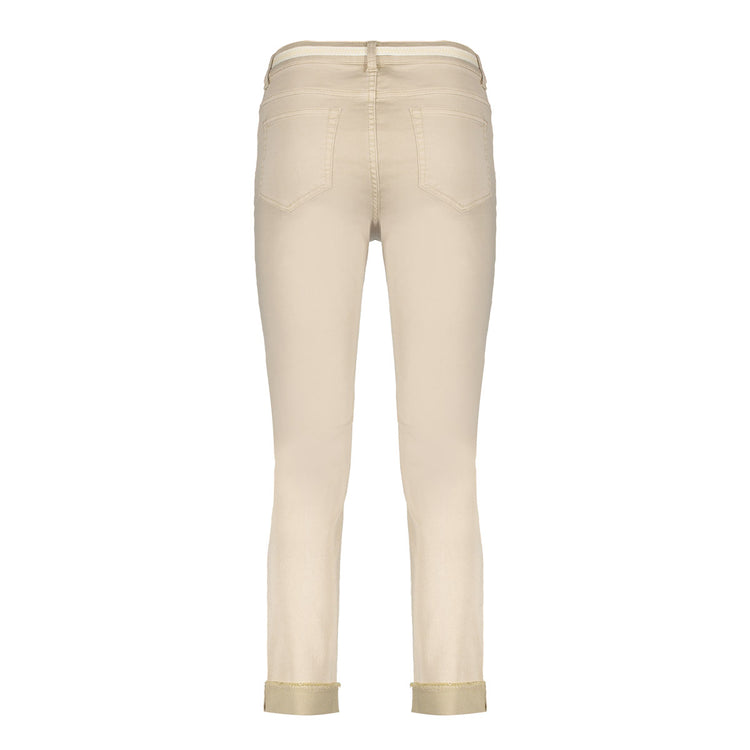 Geisha Jeans mit umgeschlagenen Hosenbeinen in Sand