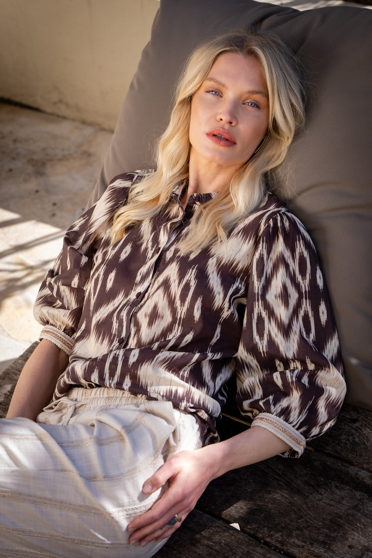 Geisha Bluse mit Aztekenprint und dekorativem Tape-Detail