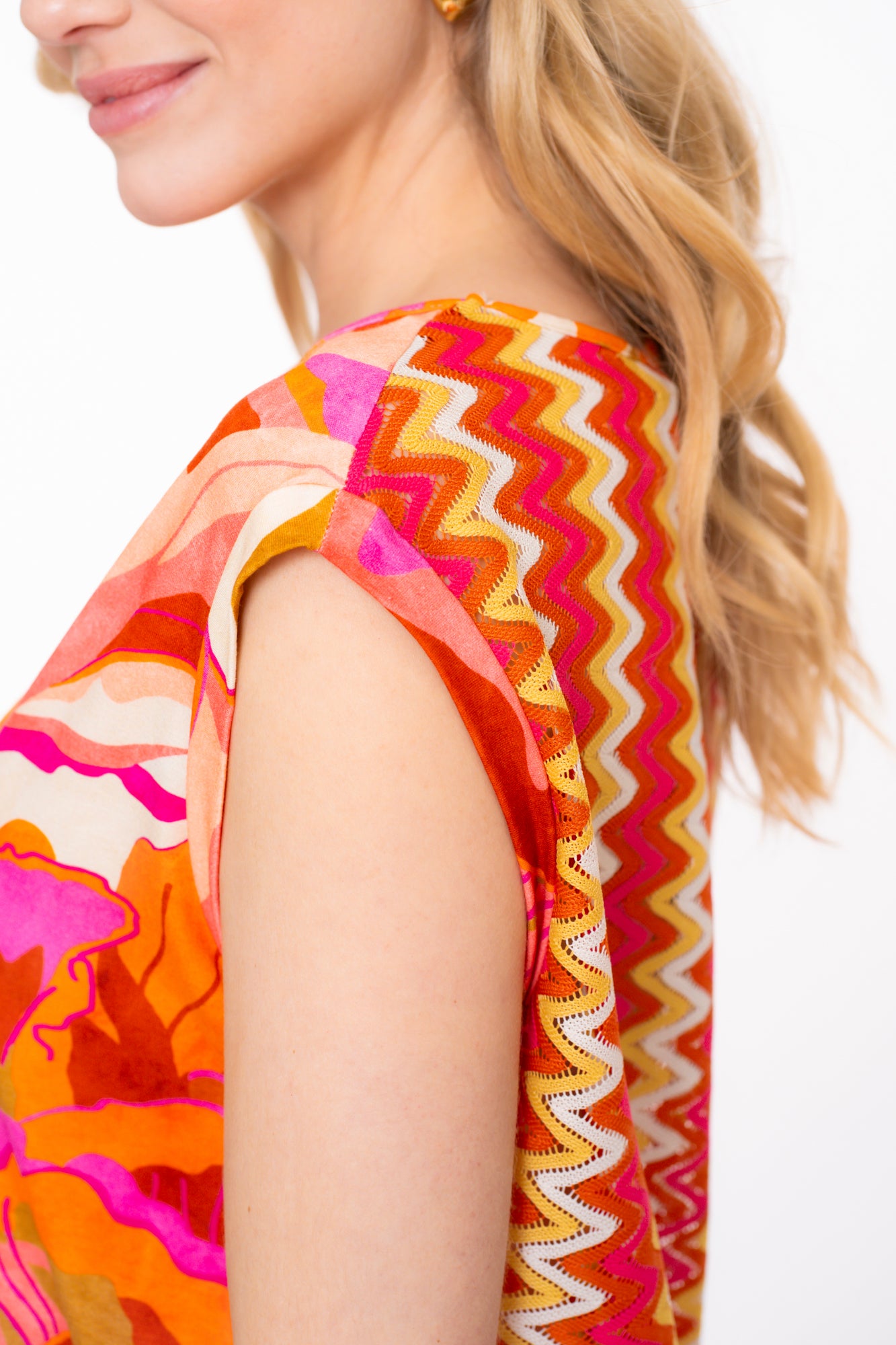 Geisha dames top met floral print en zigzag dessin